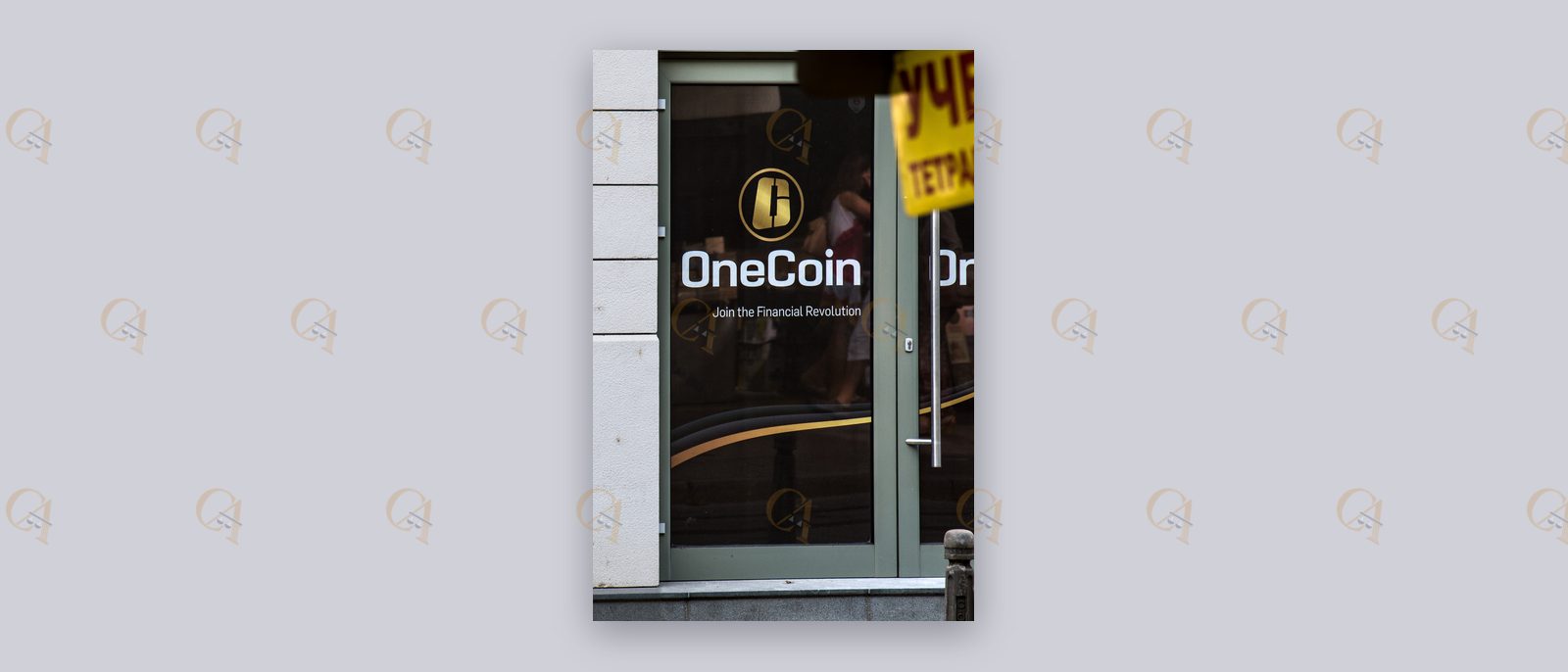 Logo OneCoin sulla porta dell'ufficio